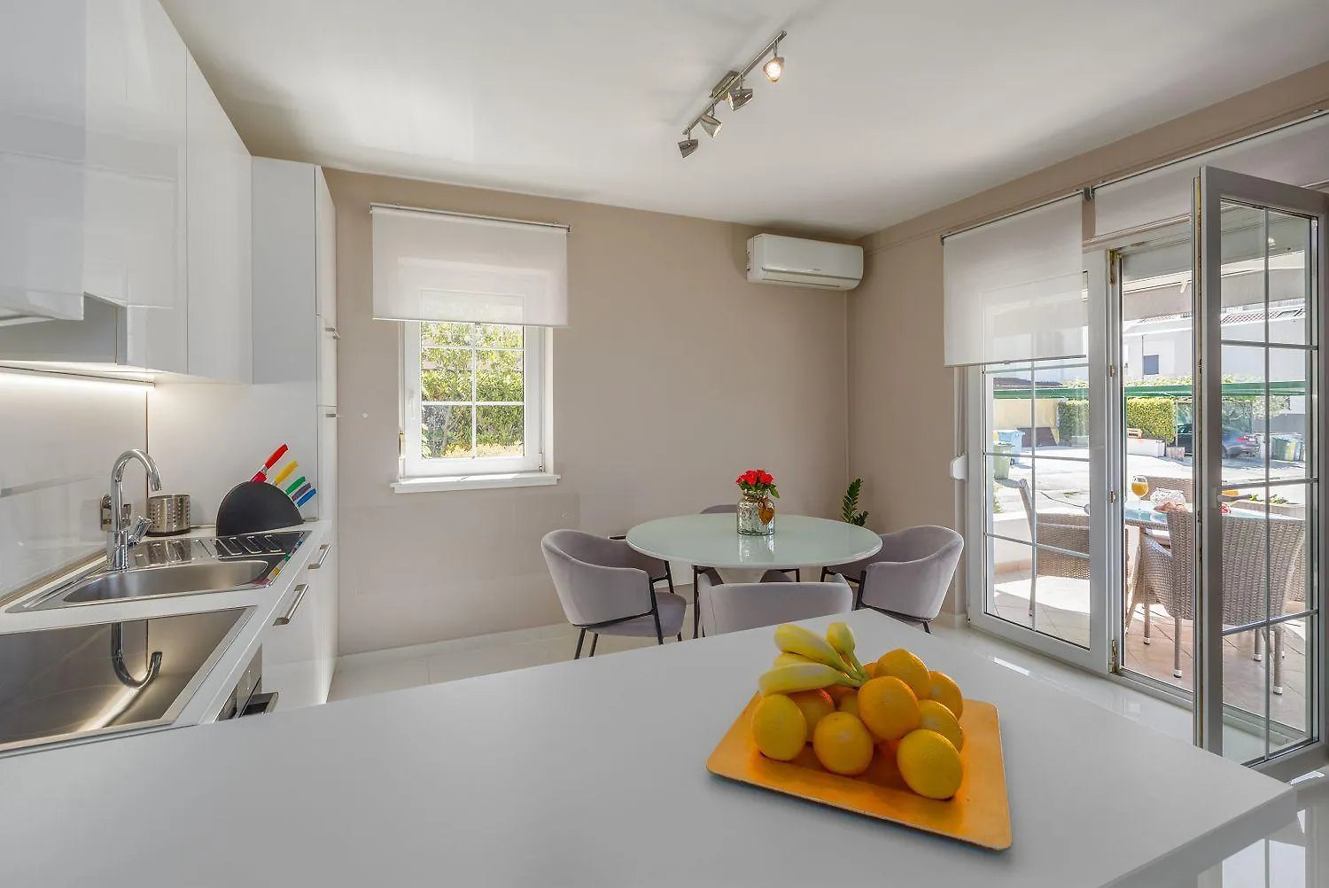 Lichtdurchflutetes Apartment Nur 500 Meter Zum Strand Mit Privater Terrasse Funtana
