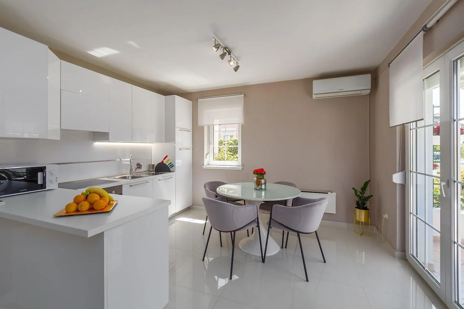 Lichtdurchflutetes Apartment Nur 500 Meter Zum Strand Mit Privater Terrasse Funtana